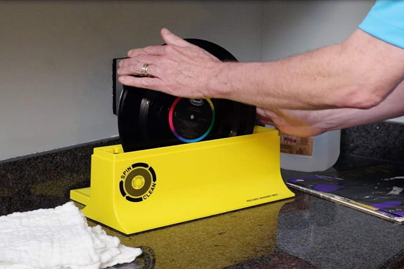 Spin-Clean Record Washer MKII posé sur une table avec vinyles autour