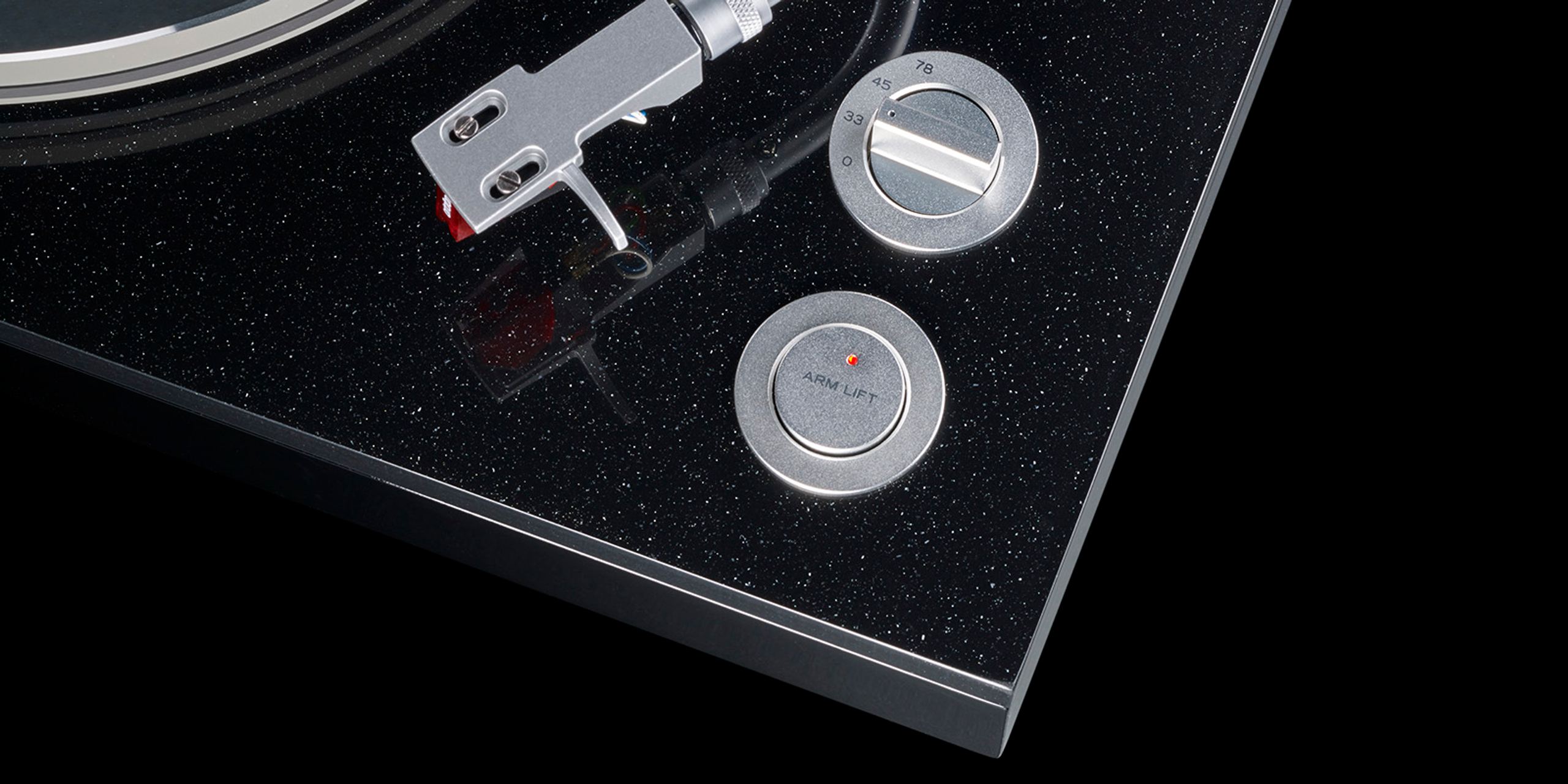 Détail de la platine vinyle TEAC TN-5BB avec commandes électroniques, sélecteur de vitesse et zone du bras de lecture SAEC