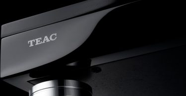 Platine vinyle TEAC TN-5BB avec châssis massif et pied découplé anti-vibrations en gros plan