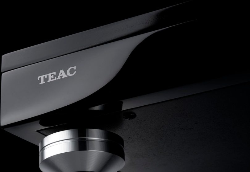 Platine vinyle TEAC TN-5BB avec châssis massif et pied découplé anti-vibrations en gros plan