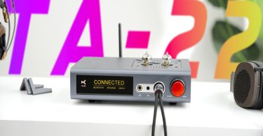 XDUOO TA-22 installé sur un bureau avec casque audio, ambiance moderne et minimaliste.