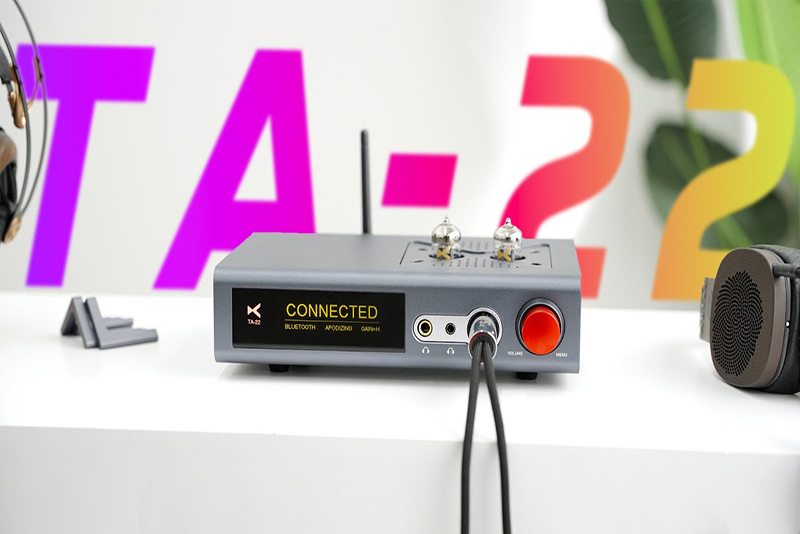 XDUOO TA-22 installé sur un bureau avec casque audio, ambiance moderne et minimaliste.