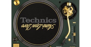 Vue de dessus de la platine vinyle Technics SL-1200M7ALD édition limitée Aimé Leon Dore, châssis coloris Mulberry Green mat, bras de lecture en S et accents dorés, avec feutrine logotypée ALD.