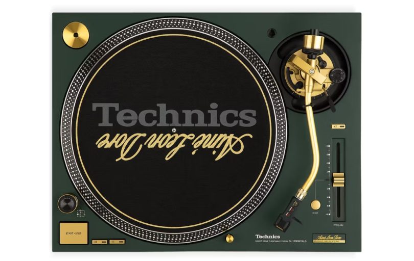 Vue de dessus de la platine vinyle Technics SL-1200M7ALD édition limitée Aimé Leon Dore, châssis coloris Mulberry Green mat, bras de lecture en S et accents dorés, avec feutrine logotypée ALD.