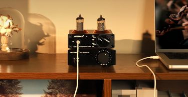 AIYIMA T3 posé sur une table moderne avec vinyles