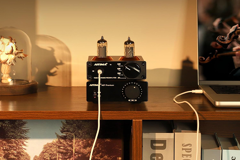 AIYIMA T3 posé sur une table moderne avec vinyles