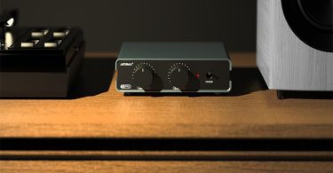 Préampli phono AIYIMA T3PRO installé dans un salon moderne.