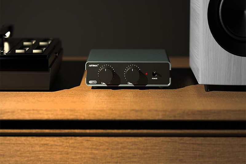 Préampli phono AIYIMA T3PRO installé dans un salon moderne.