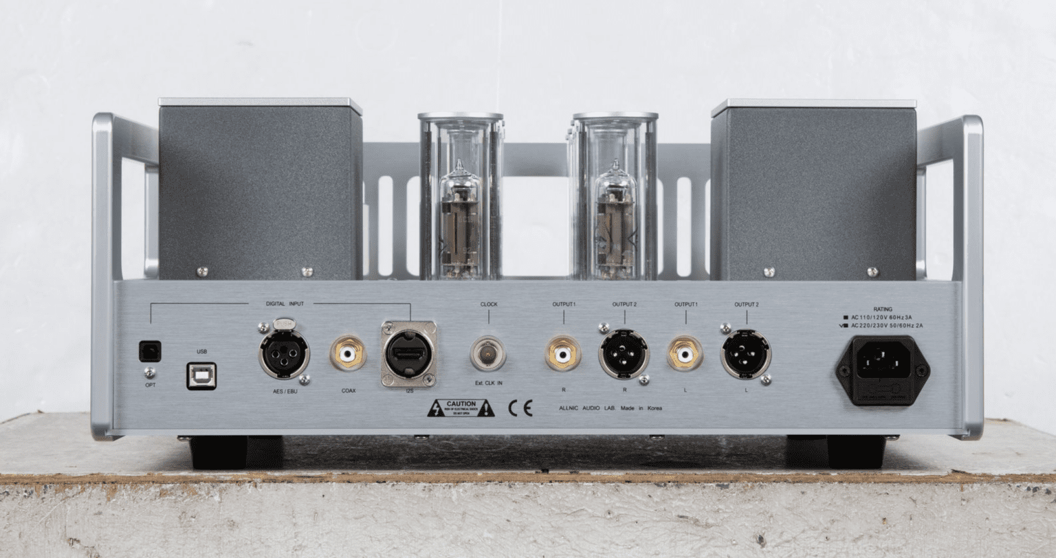 Face arrière du DAC Allnic Audio D-15000 Signature montrant les entrées numériques I2S, USB, AES/EBU, Coaxiale et l'entrée horloge externe BNC.