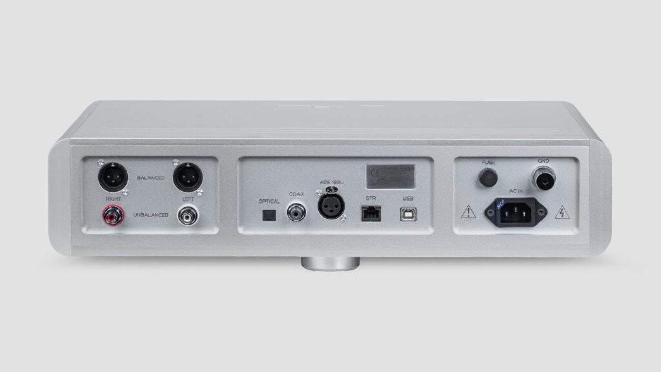Vue arrière du DAC APL DSD-WR montrant les sorties XLR symétriques, RCA asymétriques, et les entrées numériques AES/EBU, Coaxial, Optique, USB et DTR I2S.