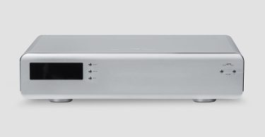 Face avant du DAC APL DSD-WR en aluminium brossé, montrant l'afficheur numérique, les boutons de contrôle et les pieds de découplage en acier inoxydable.