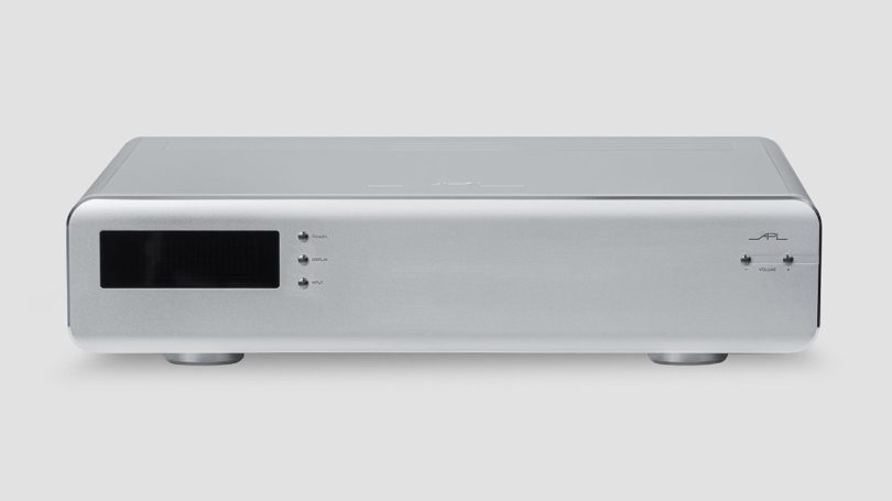 Face avant du DAC APL DSD-WR en aluminium brossé, montrant l'afficheur numérique, les boutons de contrôle et les pieds de découplage en acier inoxydable.