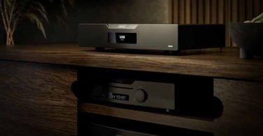 Vue d'ambiance du système Hegel avec le DAC D50 affichant "USB", le lecteur CD Viking et le serveur Innuos, présentés par Auden Distribution.