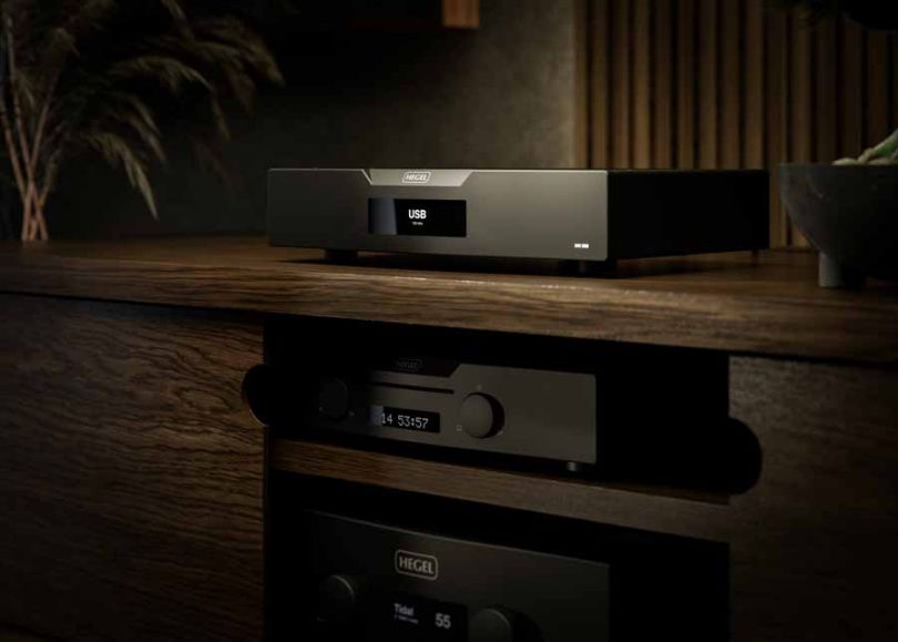 Vue d'ambiance du système Hegel avec le DAC D50 affichant "USB", le lecteur CD Viking et le serveur Innuos, présentés par Auden Distribution.