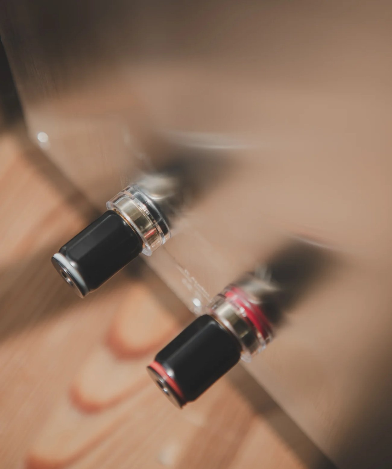 Gros plan sur les borniers de connexion plaqués or à l'arrière de l'enceinte Buchardt S400 MK3.