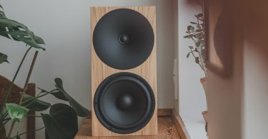 Enceinte bibliothèque Buchardt Audio S400 MK3 en finition chêne naturel dans un intérieur moderne.