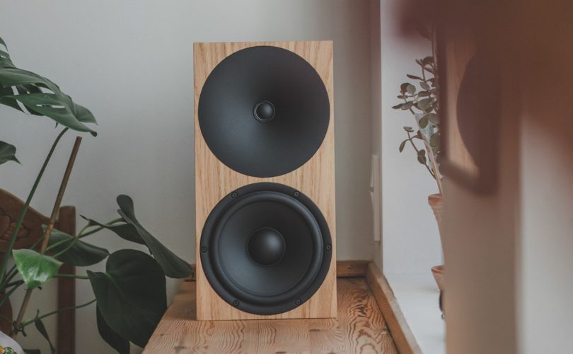 Enceinte bibliothèque Buchardt Audio S400 MK3 en finition chêne naturel dans un intérieur moderne.