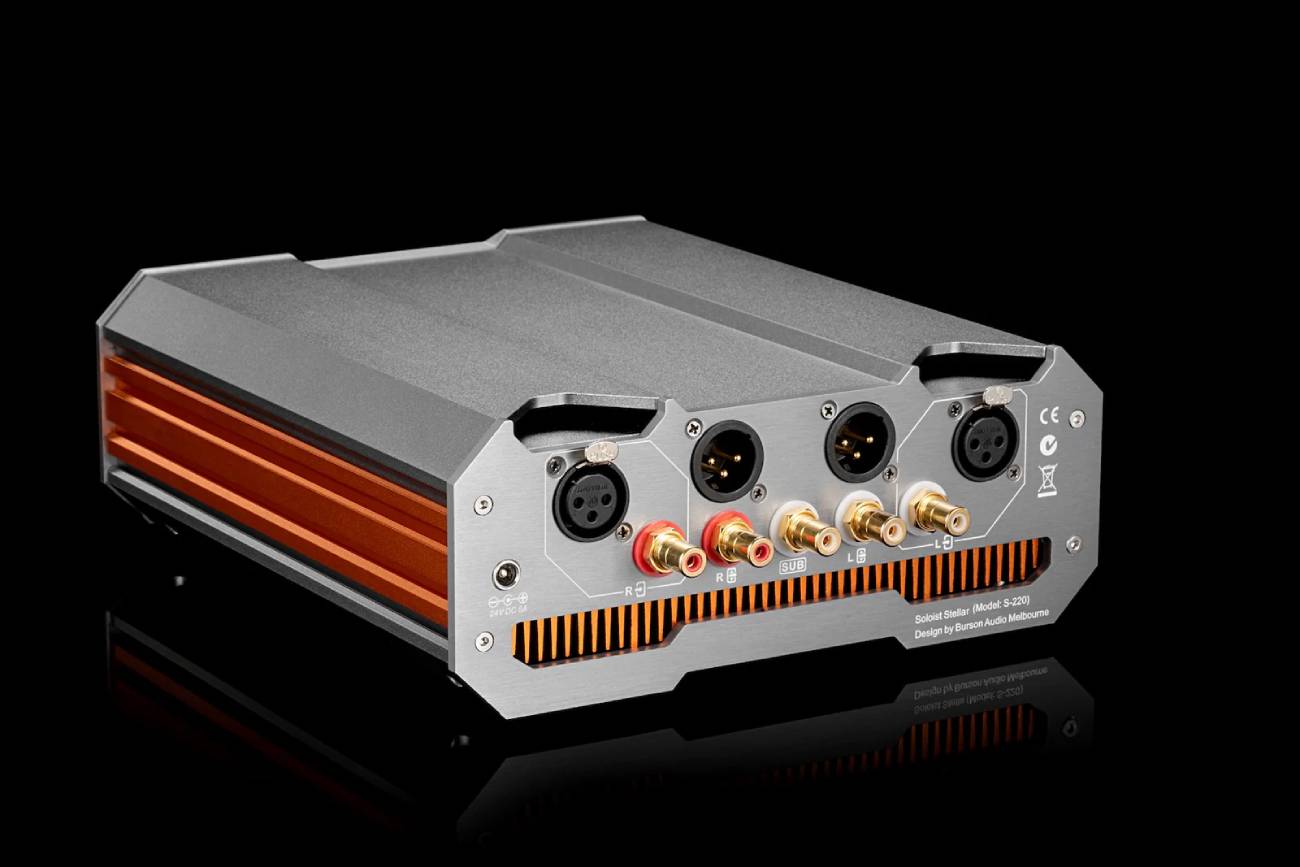 Face arrière du Burson Audio Soloist Stellar (modèle S-220) : connecteurs XLR symétriques, sorties RCA, sortie subwoofer SUB étiquetée, et dissipateur thermique passif à ailettes orange