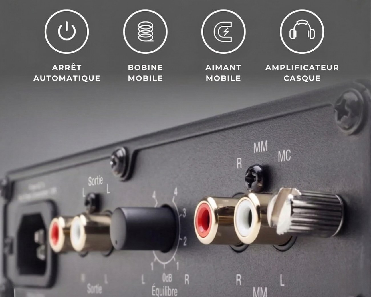 Vue détaillée de l'arrière du préampli phono Cambridge Audio Alva Duo montrant les entrées RCA pour cellules à bobine mobile (MC) et aimant mobile (MM), le potentiomètre d'équilibre des canaux et les icônes des fonctionnalités principales comme l'ampli casque et l'arrêt automatique.