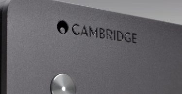 Gros plan sur la façade en aluminium sablé du préampli phono Cambridge Audio Alva Solo montrant le logo gravé et le bouton de mise sous tension.