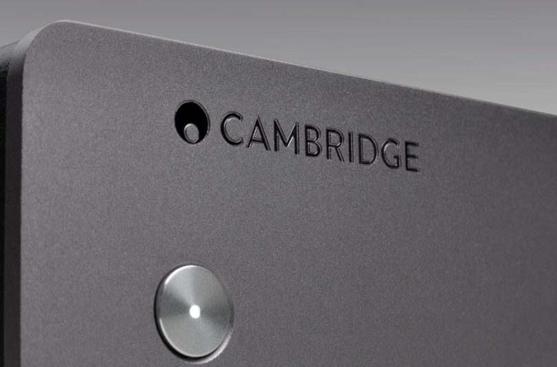 Gros plan sur la façade en aluminium sablé du préampli phono Cambridge Audio Alva Solo montrant le logo gravé et le bouton de mise sous tension.