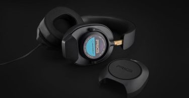 Vue rapprochée du casque gaming Nacon RIG R5 Max HD noir, l'oreillette droite étant démontée pour révéler le driver GrapheneQ de 40mm et les marquages techniques (32 bits, 20 Hz-40 kHz). L'arceau noir texturé est orné d'un accent doré et de coussinets d'oreilles en tissu micro-aéré. L'oreillette gauche, avec son câble, est visible en arrière-plan.
