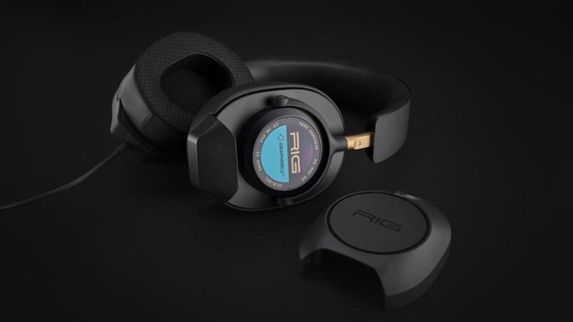 Vue rapprochée du casque gaming Nacon RIG R5 Max HD noir, l'oreillette droite étant démontée pour révéler le driver GrapheneQ de 40mm et les marquages techniques (32 bits, 20 Hz-40 kHz). L'arceau noir texturé est orné d'un accent doré et de coussinets d'oreilles en tissu micro-aéré. L'oreillette gauche, avec son câble, est visible en arrière-plan.