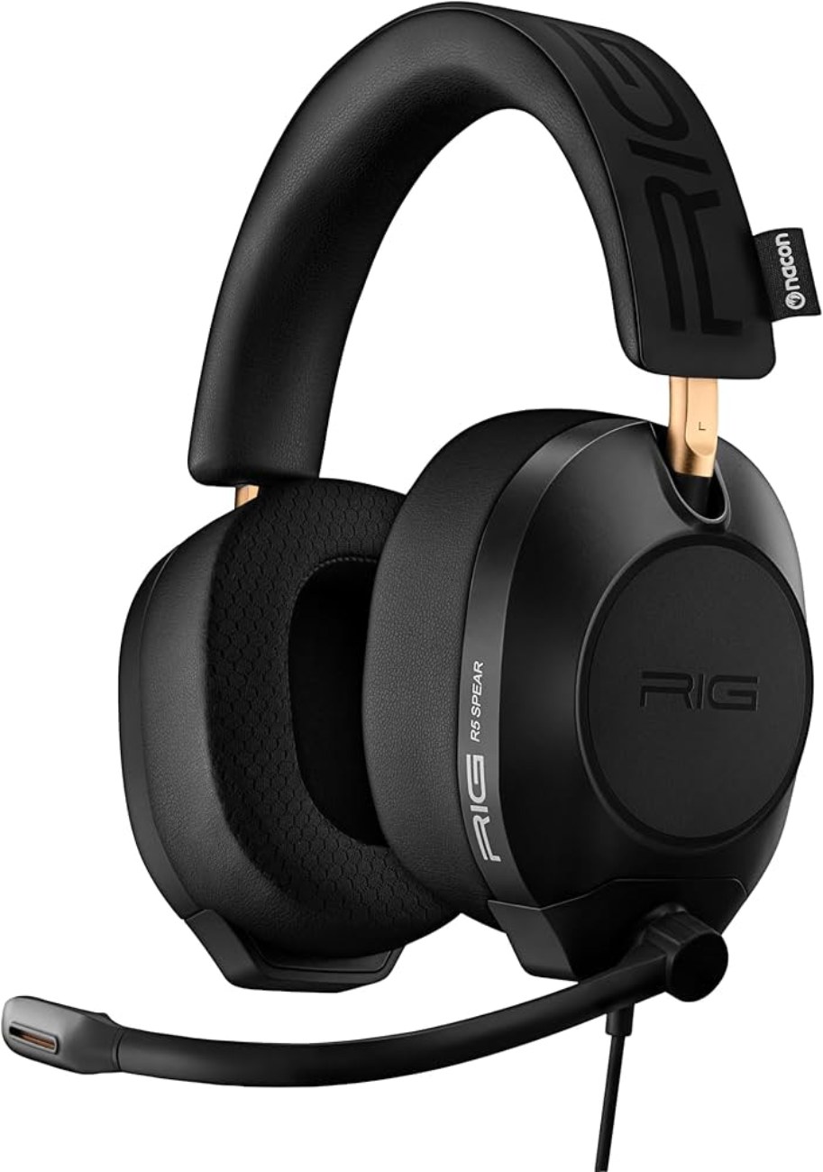 Vue de profil du casque gaming filaire Nacon RIG R5 Max HD, montrant le microphone amovible Snap+Lock en position sur l'oreillette droite. Le logo "RIG" est gravé sur l'oreillette et l'arceau, avec le marquage "R5 SPEAR". L'accent doré au niveau de l'arceau est visible, ainsi que la texture des coussinets. Fond blanc uni.