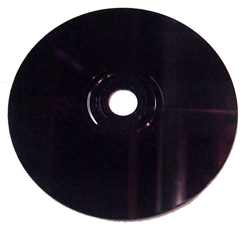 La surface réfléchissante noire (violet foncé) caractéristique du dos d'un jeu original PlayStation (PS1), illustrant le choix marketing de Sony pour distinguer visuellement ses titres.Titre : CD noir PlayStation (PS1) : illustration marketing.