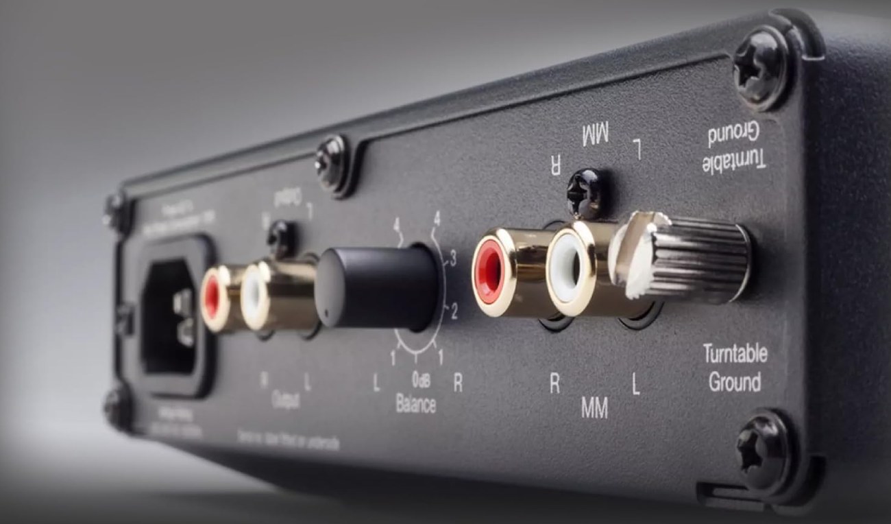 Vue arrière du Cambridge Audio Alva Solo montrant les entrées RCA MM, la borne de masse (Turntable Ground), le réglage de balance et la prise secteur IEC.