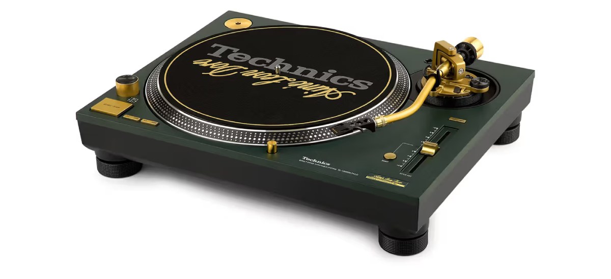 Vue en perspective de la platine Technics SL-1200M7ALD x Aimé Leon Dore montrant le bras de lecture doré, le curseur de pitch et le châssis Mulberry Green sur fond blanc.