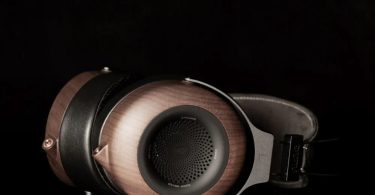 Casque audio HiFi ouvert DUNU Mortise avec coques sculptées en noyer noir d'Amérique du Nord, révélant la grille du haut-parleur dynamique de 50 mm.