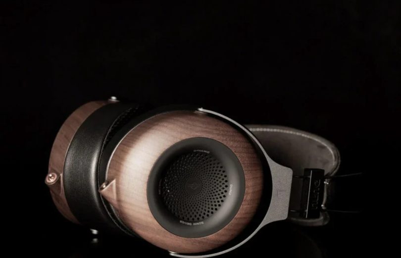 Casque audio HiFi ouvert DUNU Mortise avec coques sculptées en noyer noir d'Amérique du Nord, révélant la grille du haut-parleur dynamique de 50 mm.