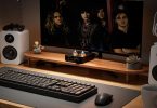 Préamplificateur Fosi Audio BOX X2 installé sur une table de salon avec vinyle