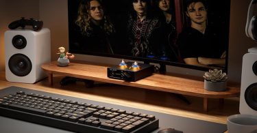 Préamplificateur Fosi Audio BOX X2 installé sur une table de salon avec vinyle