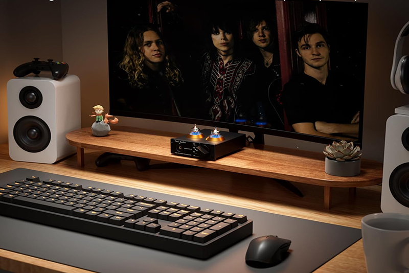 Préamplificateur Fosi Audio BOX X2 installé sur une table de salon avec vinyle
