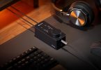 Le Fosi Audio SK02 est posé sur un bureau avec un casque audio branché à proximité