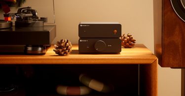 Fosi Audio BOX X5 posé sur un bureau moderne avec enceinte connectée