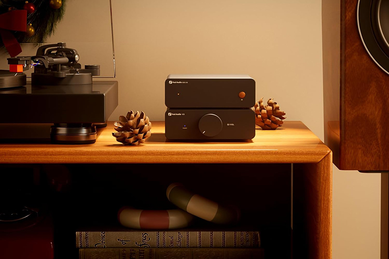 Fosi Audio BOX X5 posé sur un bureau moderne avec enceinte connectée