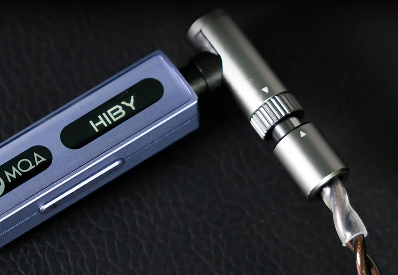 Le HiBy FC3 DAC dongle utilisé avec un casque pour améliorer la qualité audio.