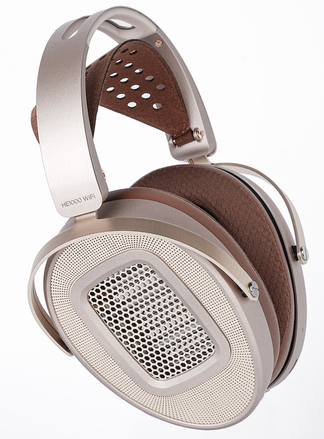 HIFIMAN HE1000 WiFi — vue de trois quarts gauche, grille Stealth Magnet et coussinets alcantara marron