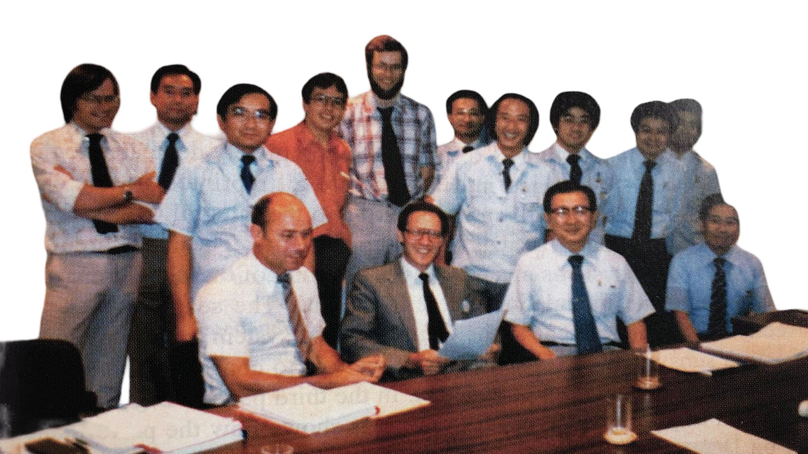 Équipe d'ingénieurs Sony et Philips réunie lors du développement du compact disc, vers 1979-1982
