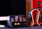Juson Audio JTA50 installé dans un salon moderne avec enceintes et vinyles.