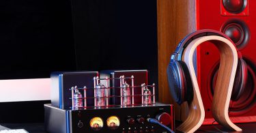 Juson Audio JTA50 installé dans un salon moderne avec enceintes et vinyles.