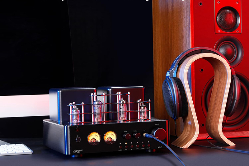 Juson Audio JTA50 installé dans un salon moderne avec enceintes et vinyles.