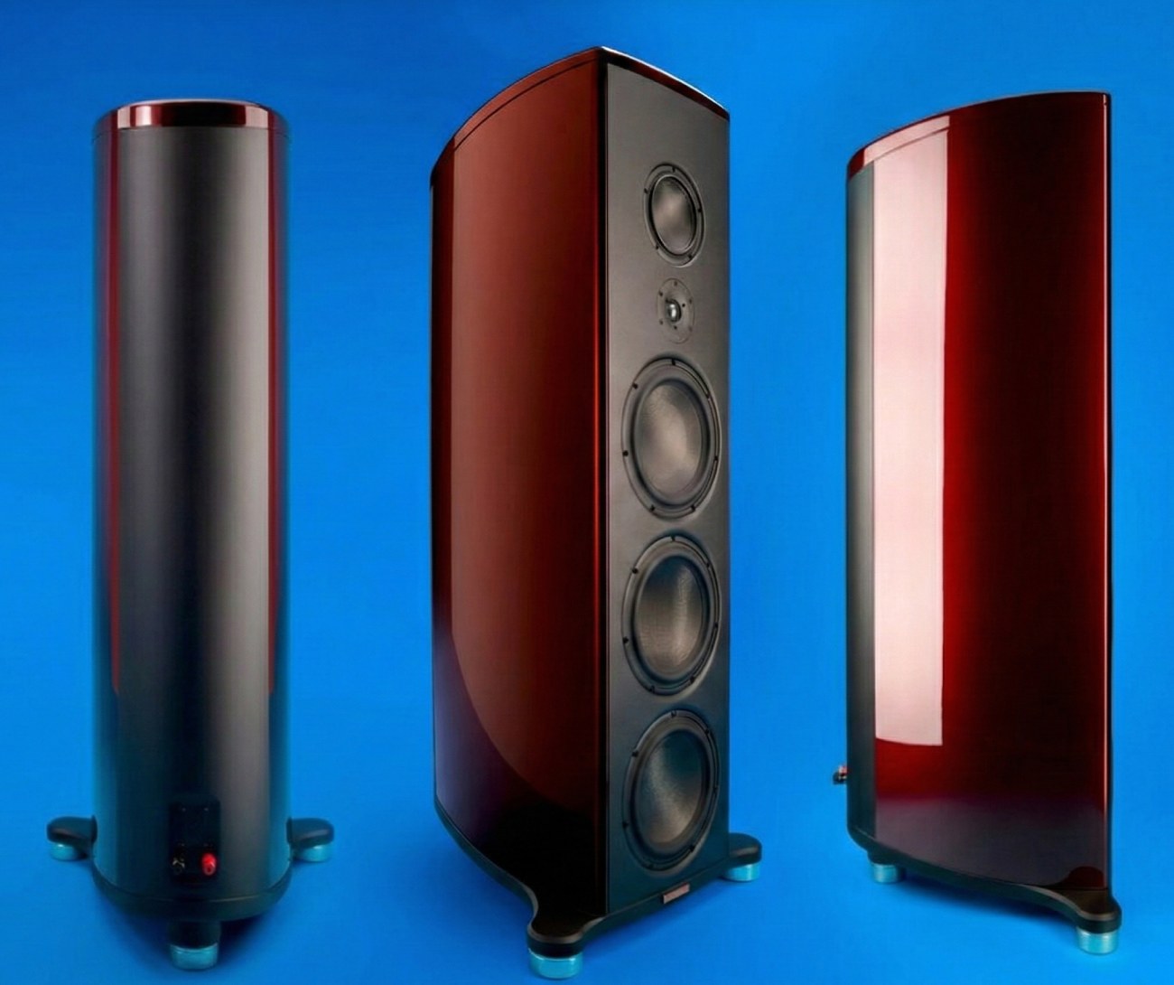 Trois vues de l'enceinte Magico S7 2026 en finition rouge High Gloss (arrière, trois-quarts et profil), montrant le caisson sculpté en aluminium de 142 cm et les borniers de connexion.