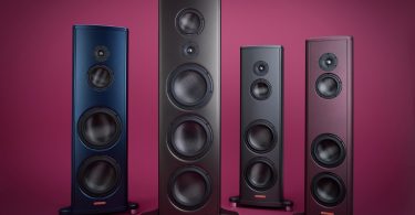 Quatre enceintes colonnes Magico S7 modèle 2026 présentées dans différentes finitions de couleurs sur fond prune, mettant en avant le nouveau châssis en aluminium et les haut-parleurs Nano-Tec Gen 8.