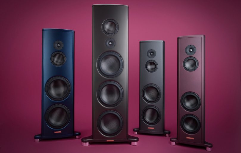 Quatre enceintes colonnes Magico S7 modèle 2026 présentées dans différentes finitions de couleurs sur fond prune, mettant en avant le nouveau châssis en aluminium et les haut-parleurs Nano-Tec Gen 8.