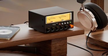 Nobsound D5 posé sur une table dans un salon moderne avec éclairage doux