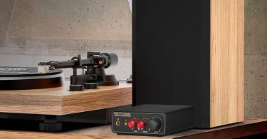 Nobsound T14-EQ posé sur une table avec vinyle en arrière-plan